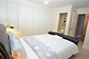 Luxury 5 Bedroom House with Free Parking on Site, Hornchurch